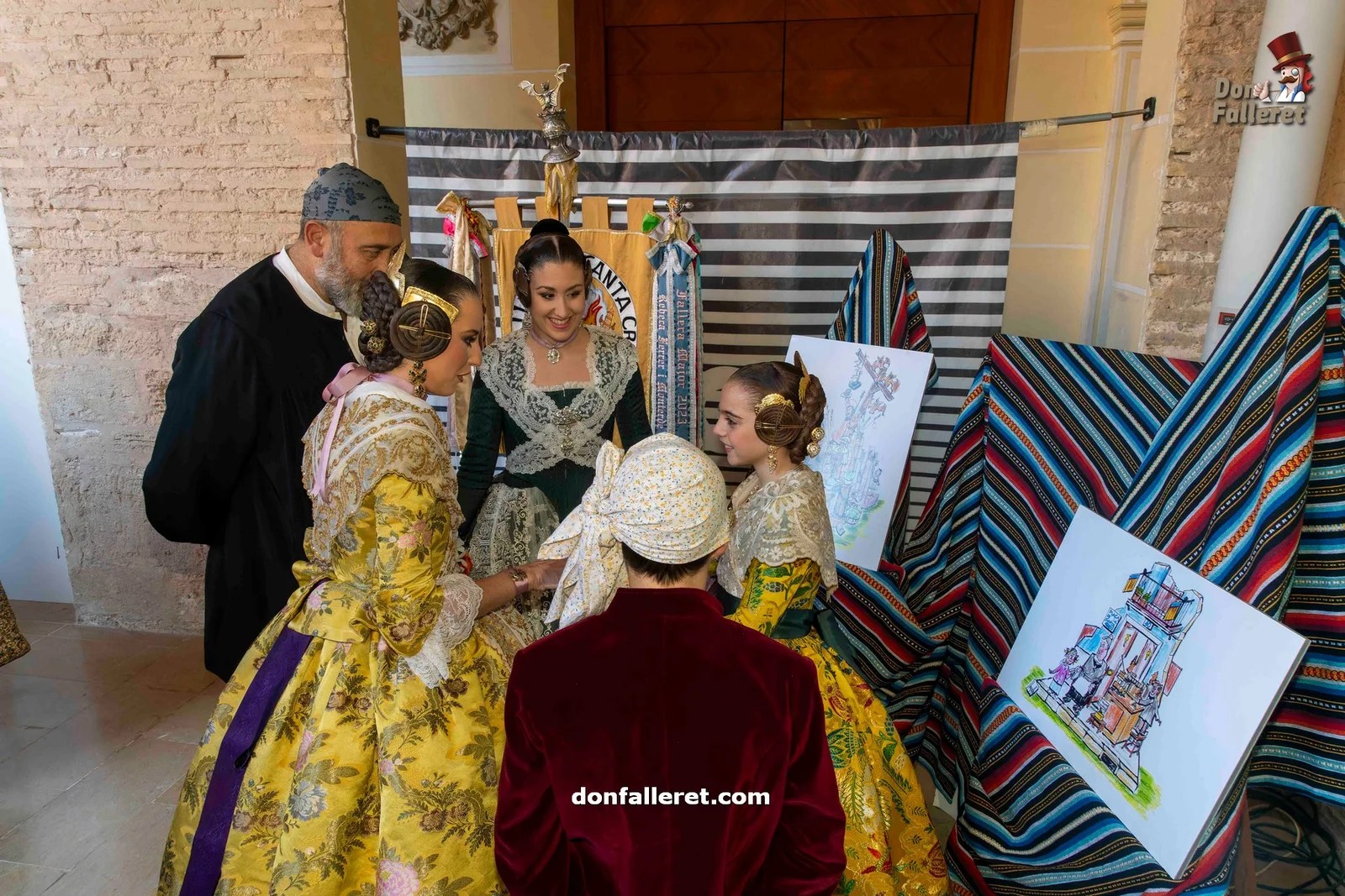 Vanguardia con ingenio y gracia en las Fallas 2024 del Barrio del Carmen 2 La Fallera Mayor de Valencia conociendo los bocetos de las Fallas del 175 aniversario de la comisión de la Plaza Santa Cruz