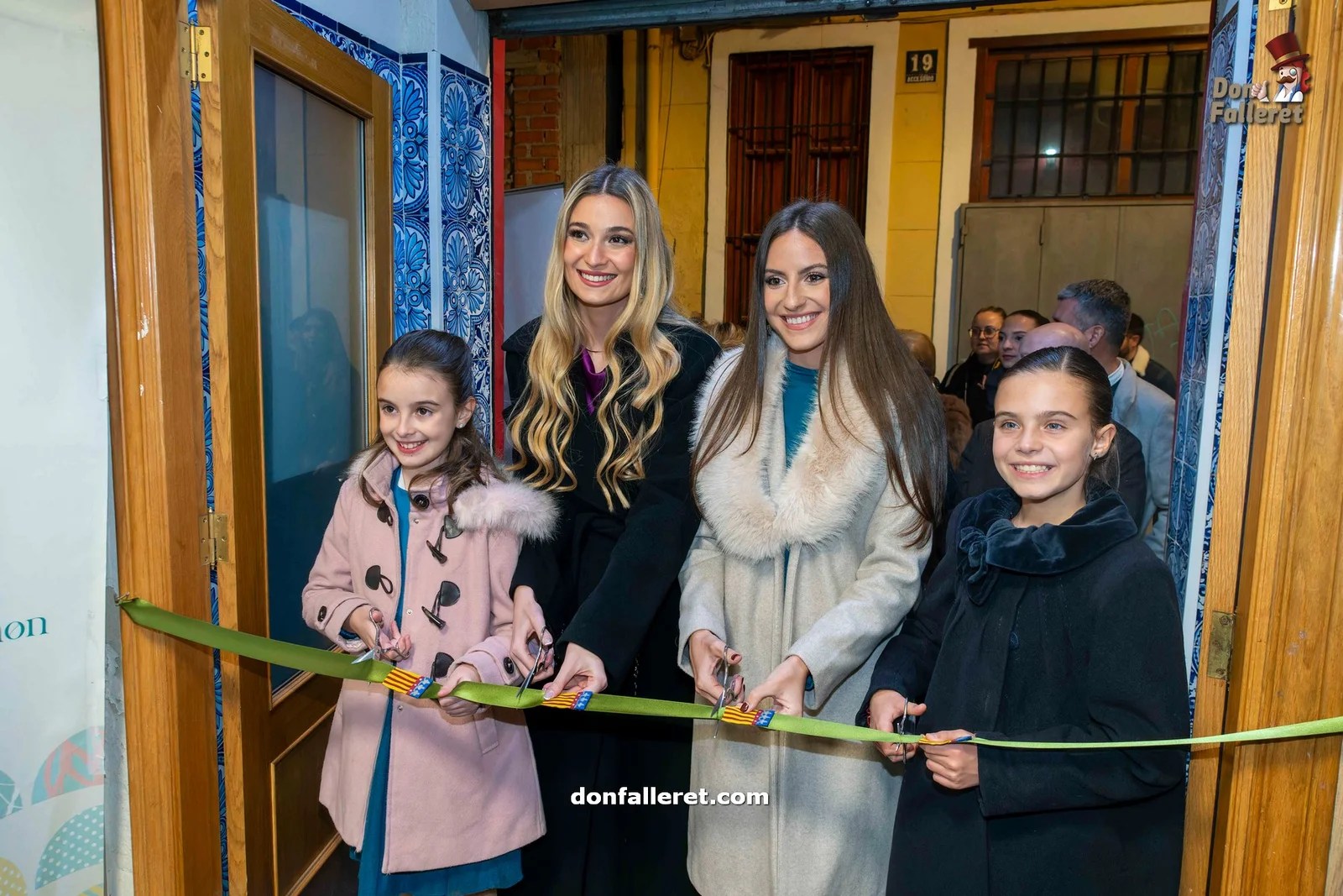 Las Falleras Mayores de Valencia y las Falleras Mayores de la comisión inauguran la exposición "Segle i mig"