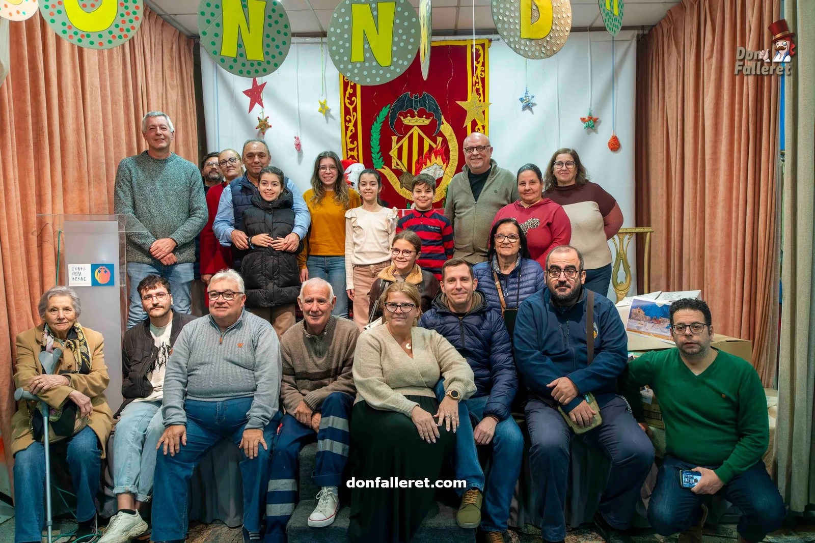 La información fallera a debate en la Falla La Berni 7 Foto final con los asistentes a la charla en la Falla La Berni