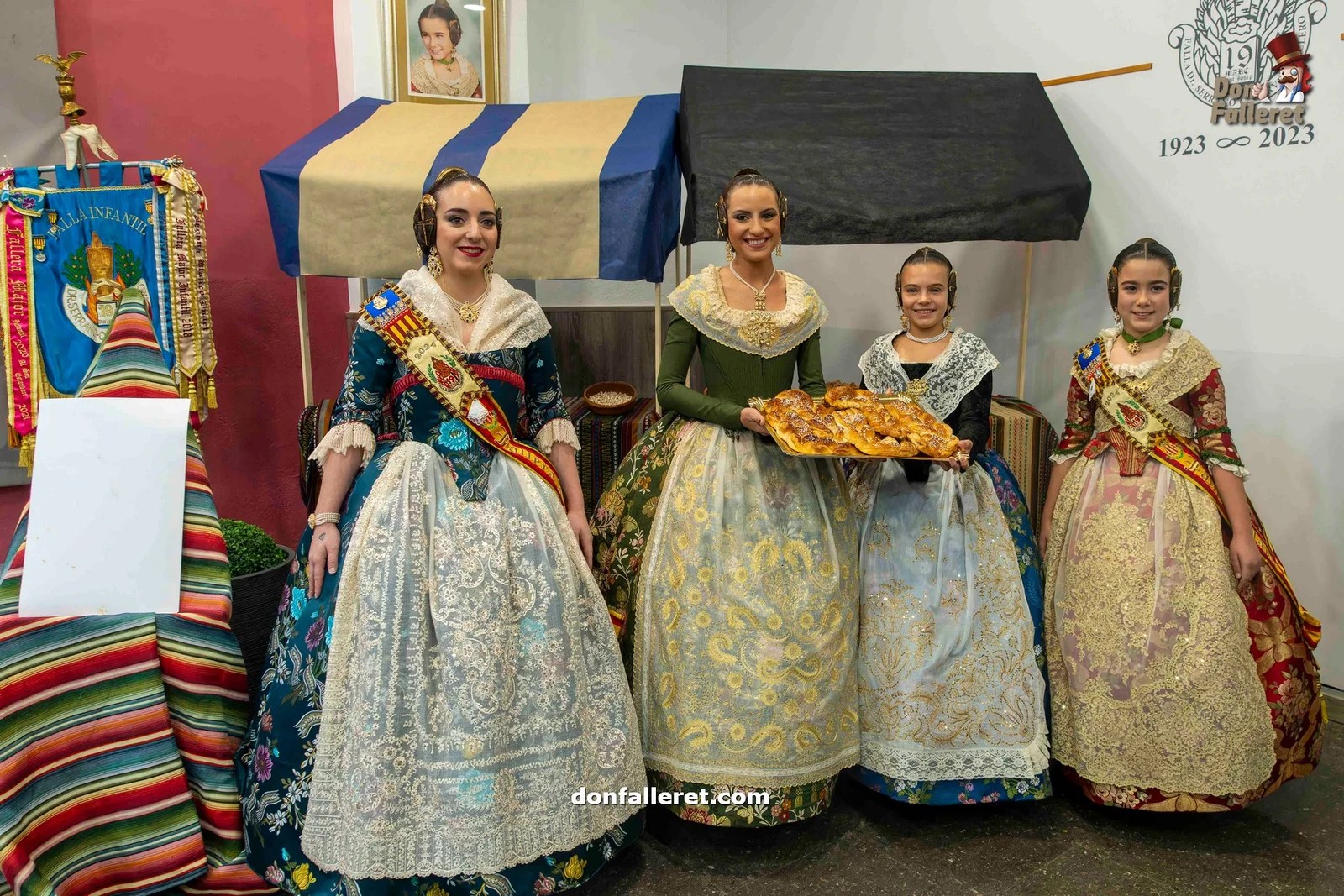 Las Falleras Mayores de Valencia junto a las Falleras Mayores de la comisión en el acto de presentación del Mercado de San Blas