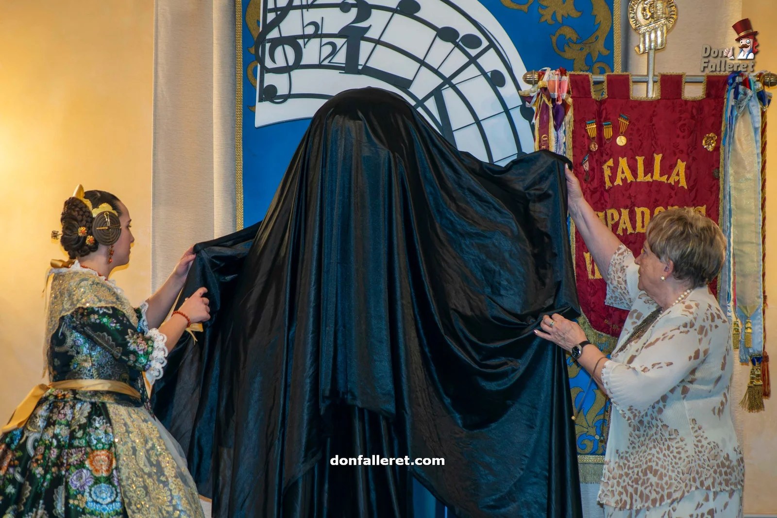 La Falla Zapadores presenta el Ninot Homenaje al compositor de su himno 1 Ninot Zapadores2