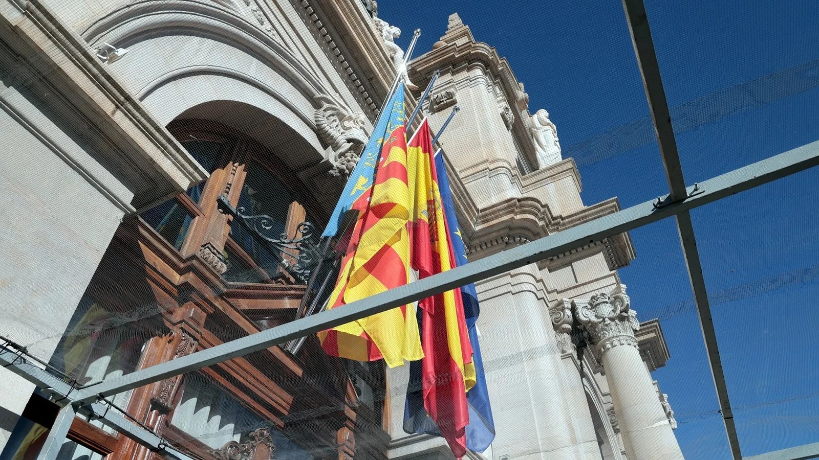 Las Fallas muestran solidaridad y apoyo a las víctimas del incendio en Campanar 1 0223 Banderes mig pal Media Asta
