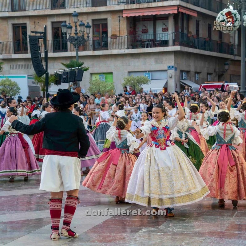 Las Fallas Infantiles bailaron a la Virgen de los Desamparados