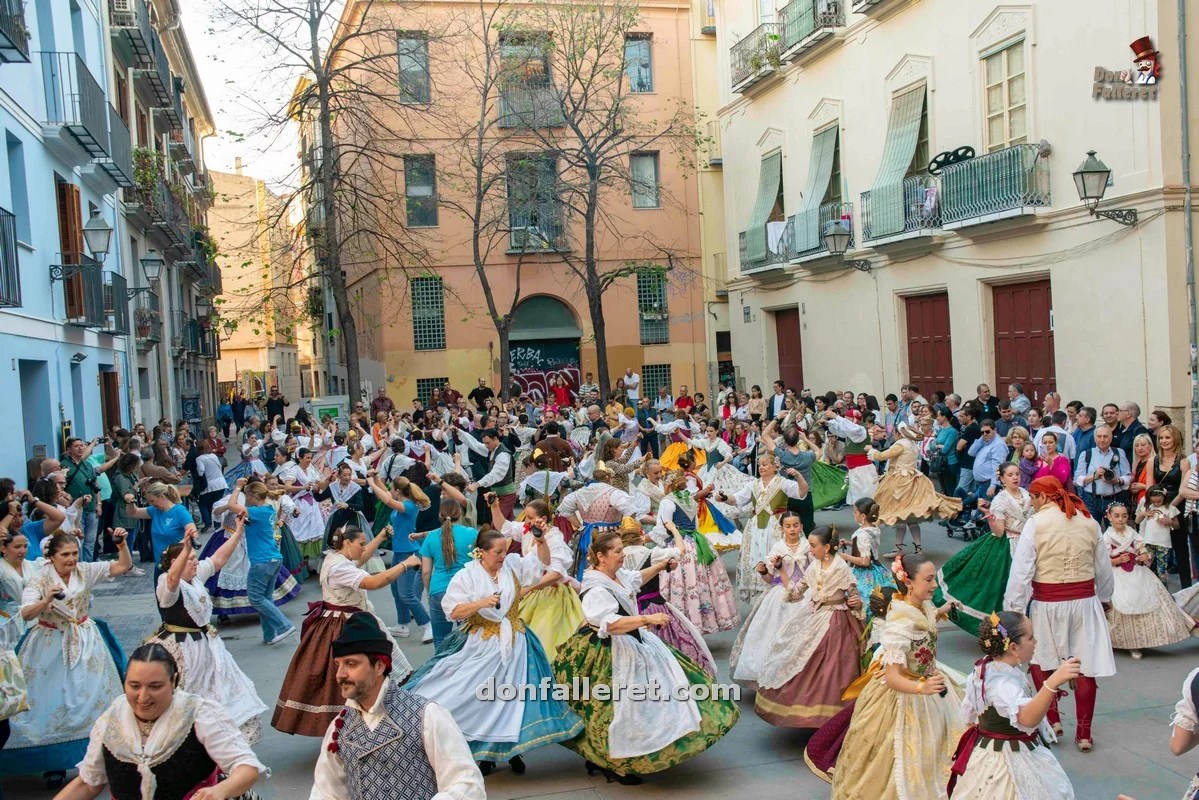 Celebrada con éxito la XII edición de la Dansà Creus de Maig en el Barrio del Carmen