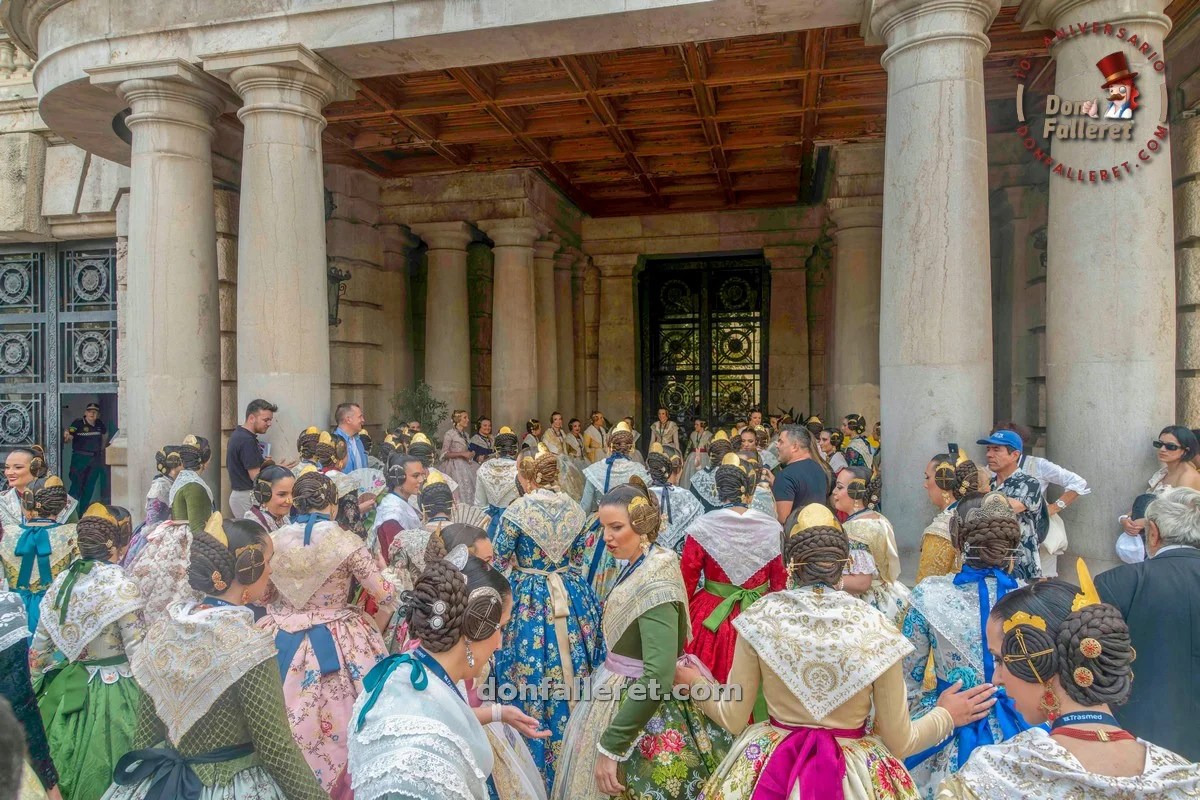 Últimos días de pruebas de las candidatas a Fallera Mayor de Valencia 2025 1 Las Candidatas a Fallera Mayor de Valencia 2025 en la plaza del Ayuntamiento de Valencia - Foto: Pablo Garcés