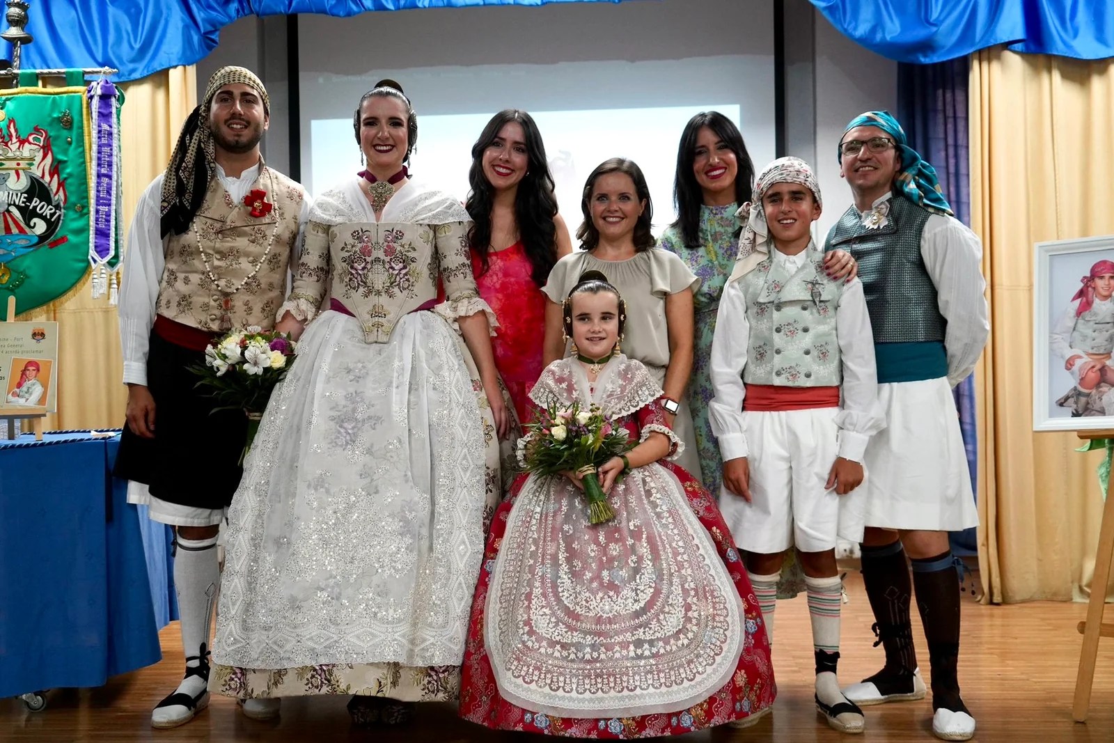 El viaje de Paula, Adriana y Nico comienza: los nuevos representantes de la falla Dr. J.J. Dómine – Port 2 Máximos representantes de la comisión de la Falla Dr. J.J. Dómine – Port