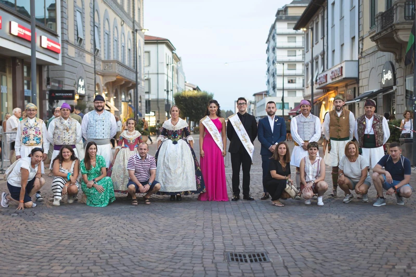 La Delegación de FJFS celebra el 40º Aniversario del Hermanamiento con Cecina durante la Targa 4 Foto grupal previa al desfile