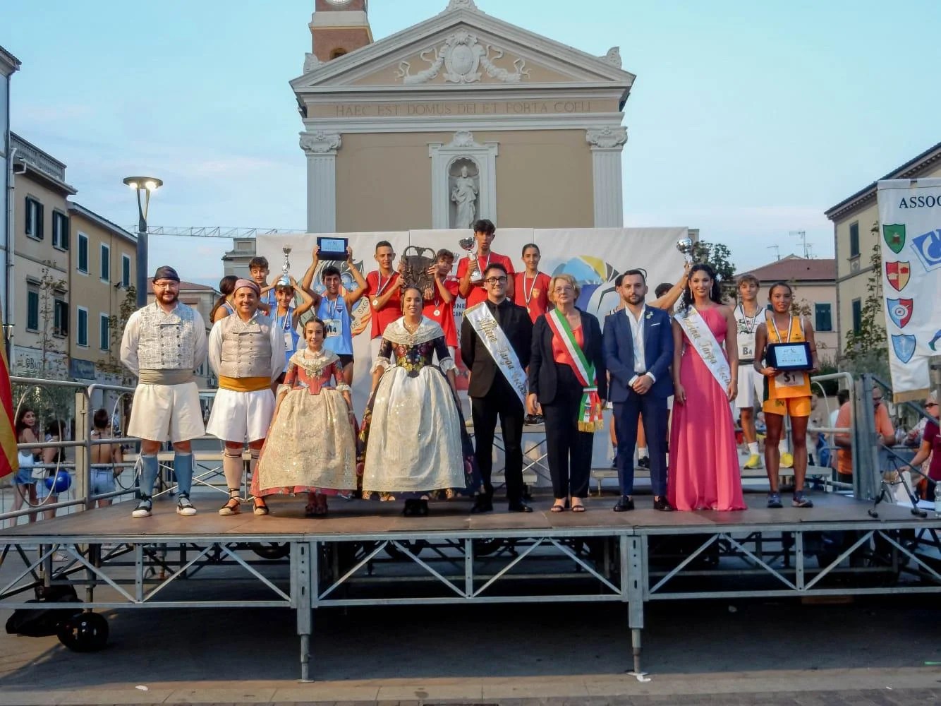 La Delegación de FJFS celebra el 40º Aniversario del Hermanamiento con Cecina durante la Targa 5 Foto junto a los premiados de la Minitarga