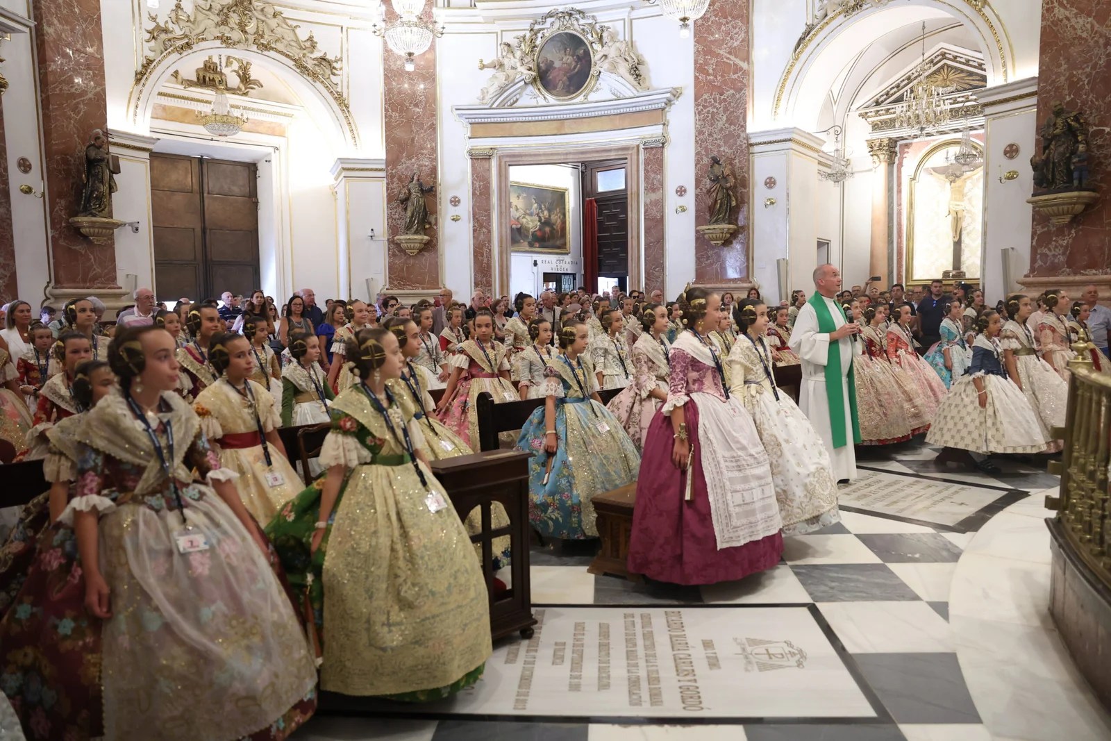 Las candidatas a Fallera Mayor Infantil de Valencia 2025 visitan la Basílica de la Virgen de los Desamparados 3 IMG 8462 scaled