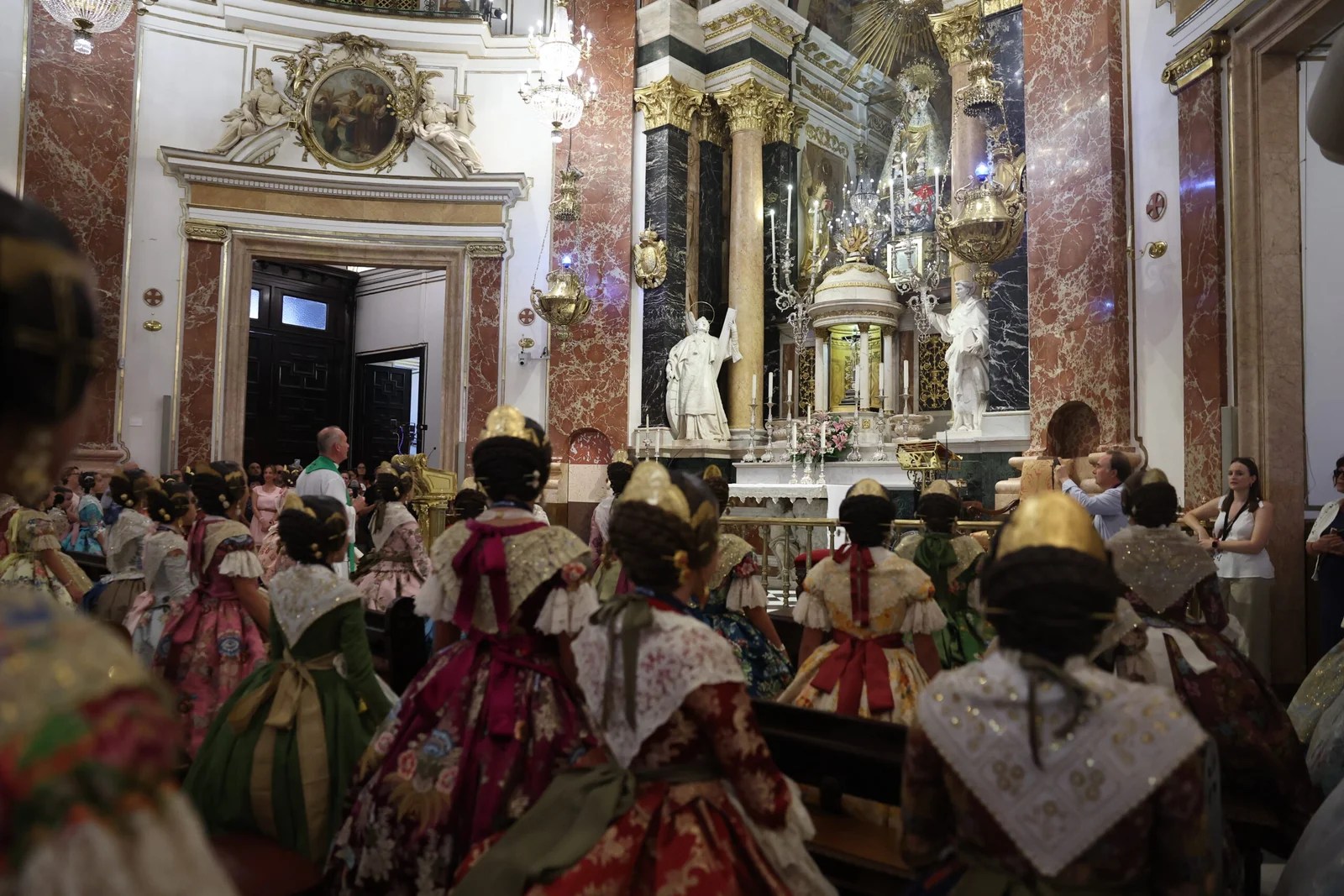 Las candidatas a Fallera Mayor Infantil de Valencia 2025 visitan la Basílica de la Virgen de los Desamparados 1 IMG 8463 scaled