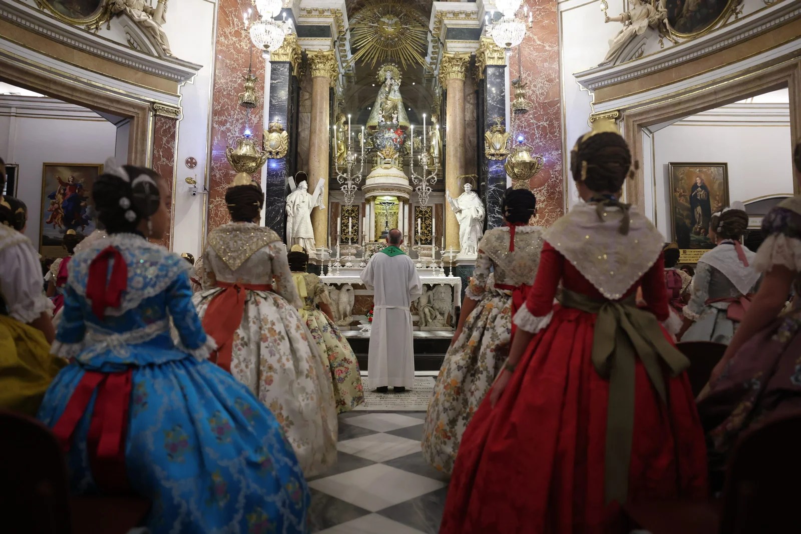 Las candidatas a Fallera Mayor Infantil de Valencia 2025 visitan la Basílica de la Virgen de los Desamparados 2 IMG 8464 scaled