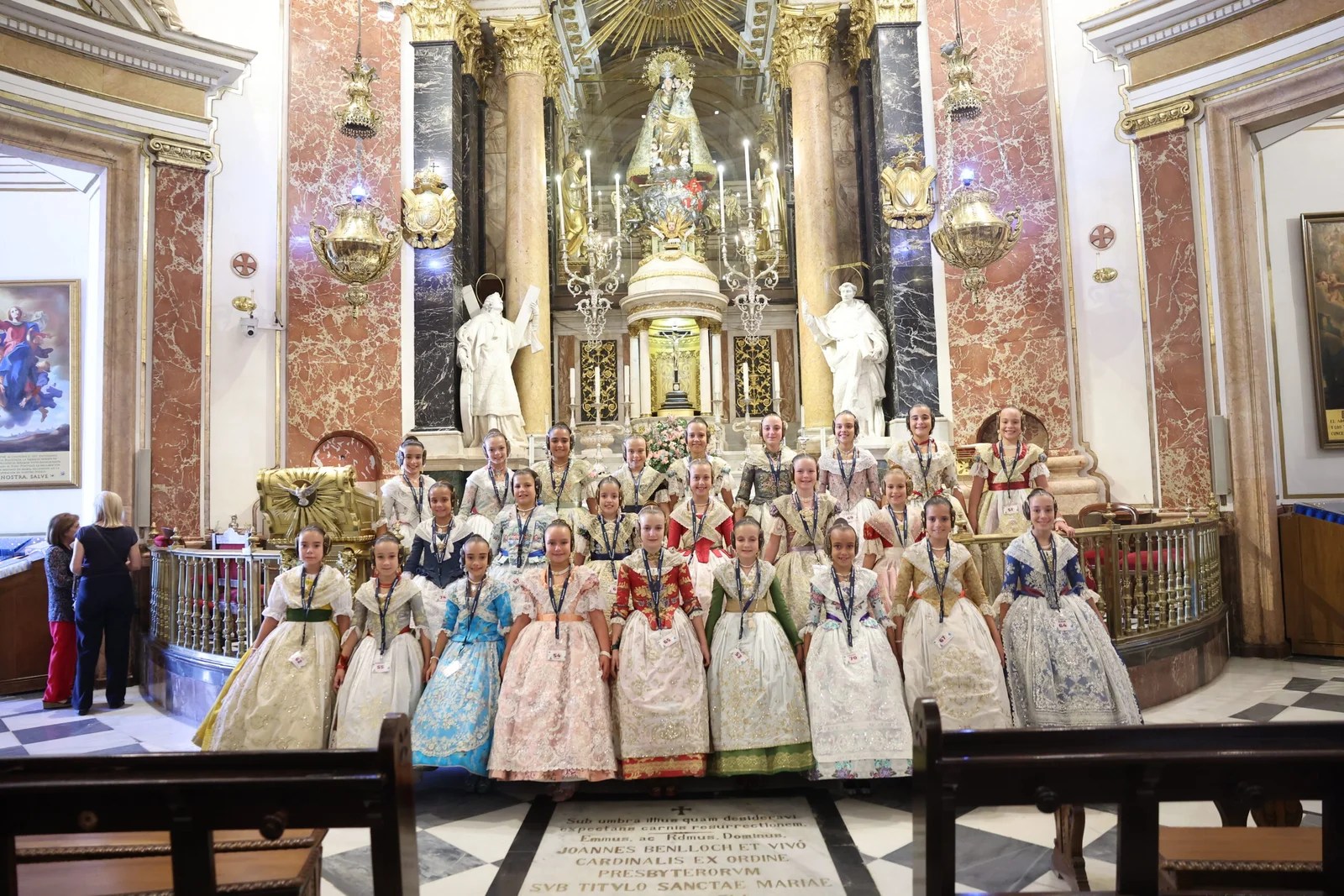 Las candidatas a Fallera Mayor Infantil de Valencia 2025 visitan la Basílica de la Virgen de los Desamparados 6 IMG 8472 scaled