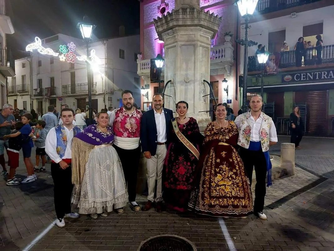 Las Reinas de la Dansà 2024 junto al alcalde de la font de la Figuera, Elio Cabanes Sanchis