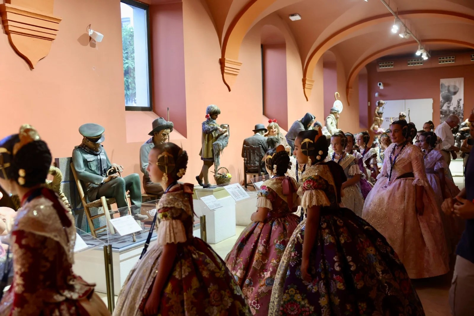Las Candidatas a Fallera Mayor Infantil de Valencia Visitan el Museo Fallero: Un Viaje a la Historia de las Fallas 4 vISITA MUSEO FALLERO candidatas Fallera Mayor Infantil de Valencia 2025 2