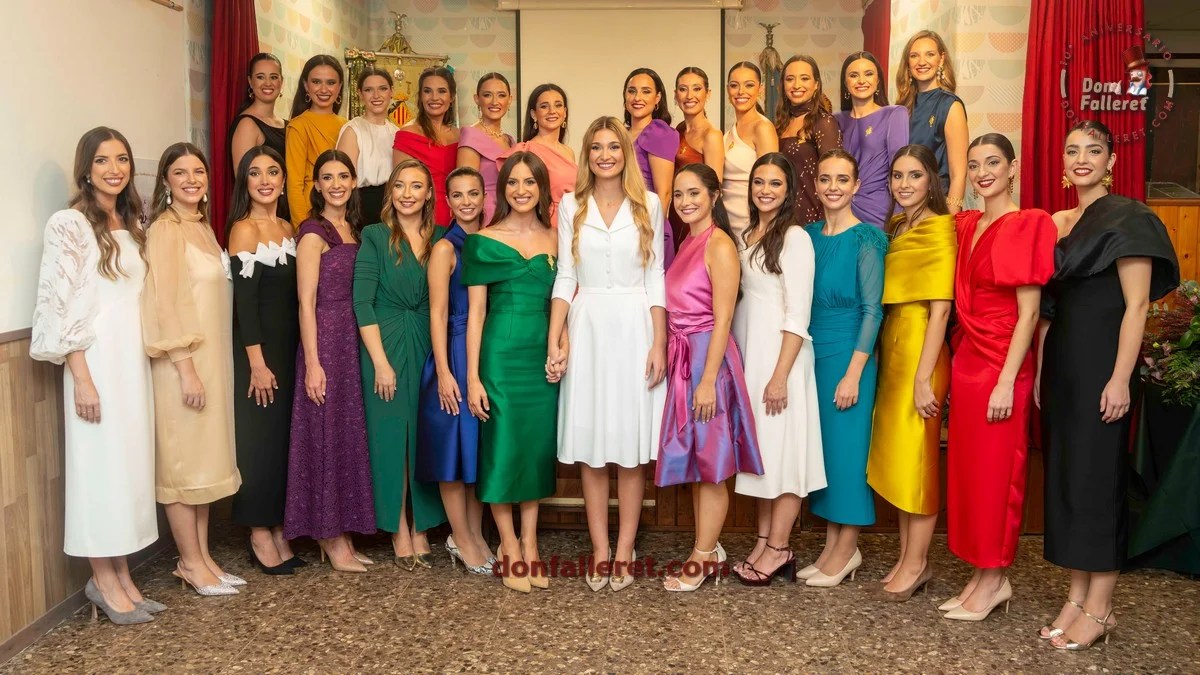 Berta Peiró García, Fallera Mayor de Valencia 2025, junto a Maria Estela Arlandis, Fallera Mayor de Valencia 2024 y sus Cortes de Honor