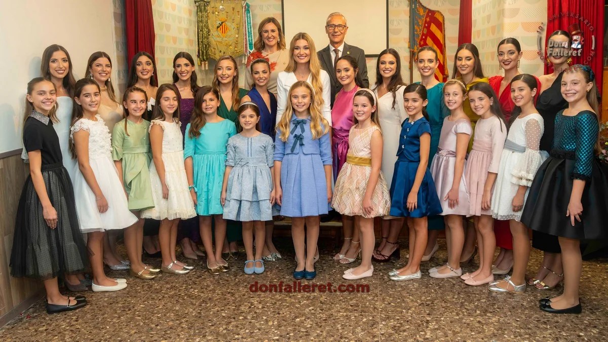 Berta Peiró García, Fallera Mayor de Valencia 2025, junto a Lucía García Rivera, Fallera Mayor Infantil de Valencia 2025 y sus Cortes de Honor