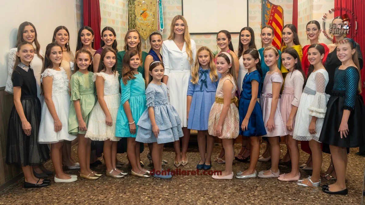 Berta Peiró García, Fallera Mayor de Valencia 2025, junto a Lucía García Rivera, Fallera Mayor Infantil de Valencia 2025 y sus Cortes de Honor