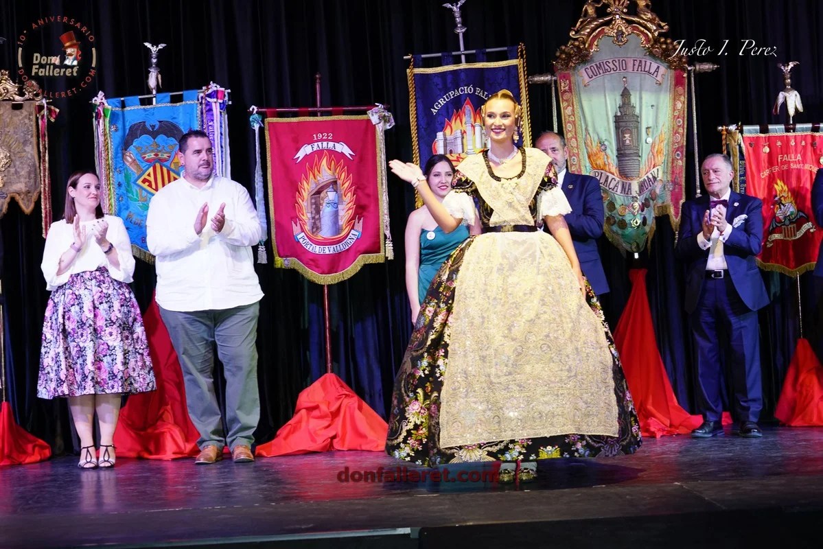 Berta Peiró García Fallera Mayor de Valencia 2025 es recibida en la Gala del 50 aniversario de la Agrupación de Fallas Barrio del Carmen