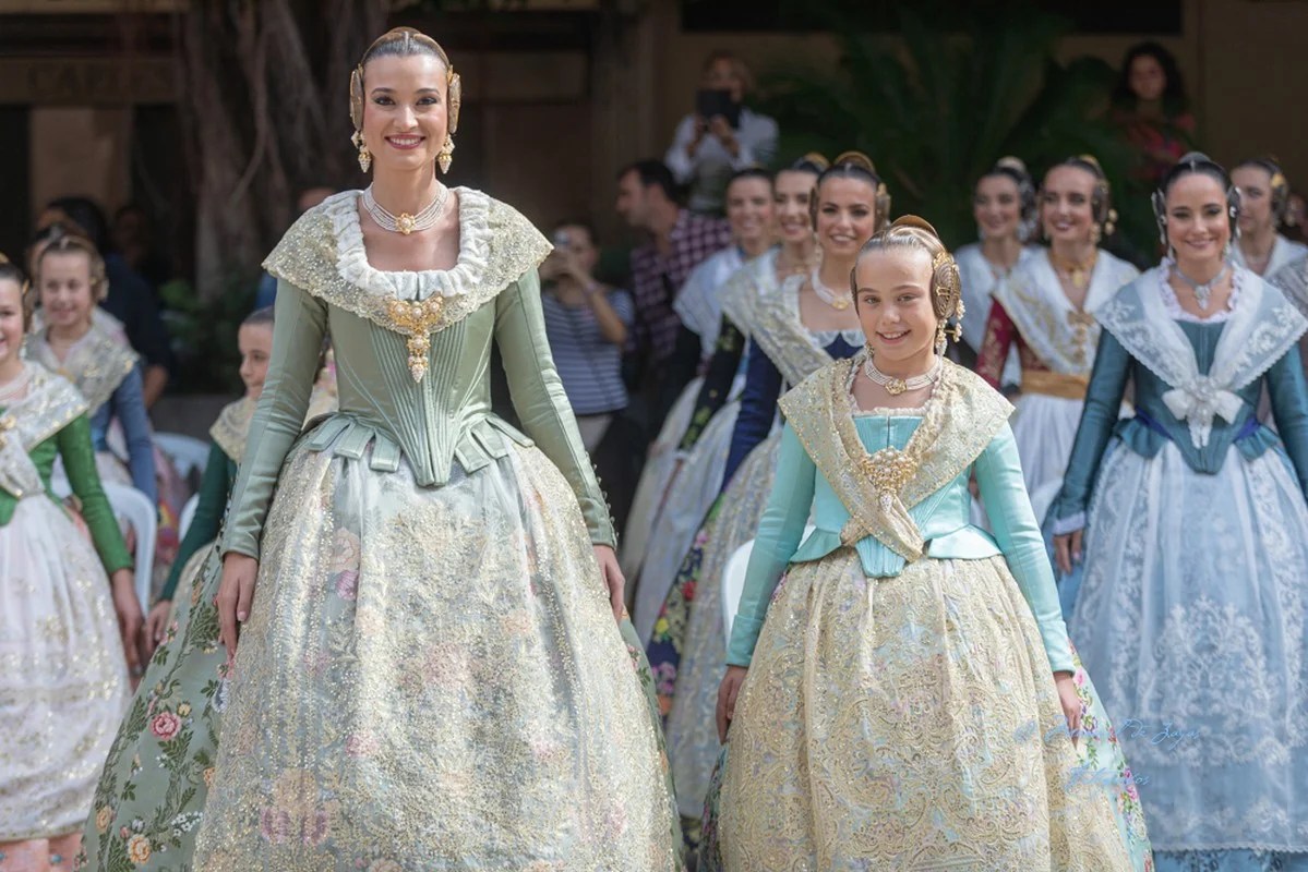 Las Falleras Mayores de Valencia 2025 a su llegada al acto