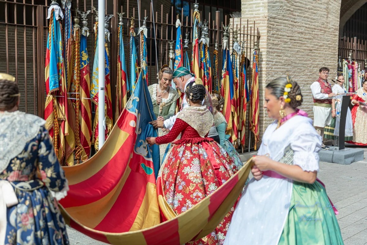 Momento del izado de la Real Senyera por parte de las Falleras Mayores de Valencia y el Presidente de la Federación de Fallas del Marítimo