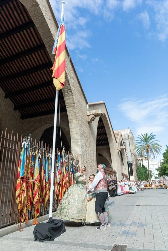 Izado de la Real Senyera por las Falleras Mayores de Valencia y el presidente de la Agrupación de Fallas del Marítimo