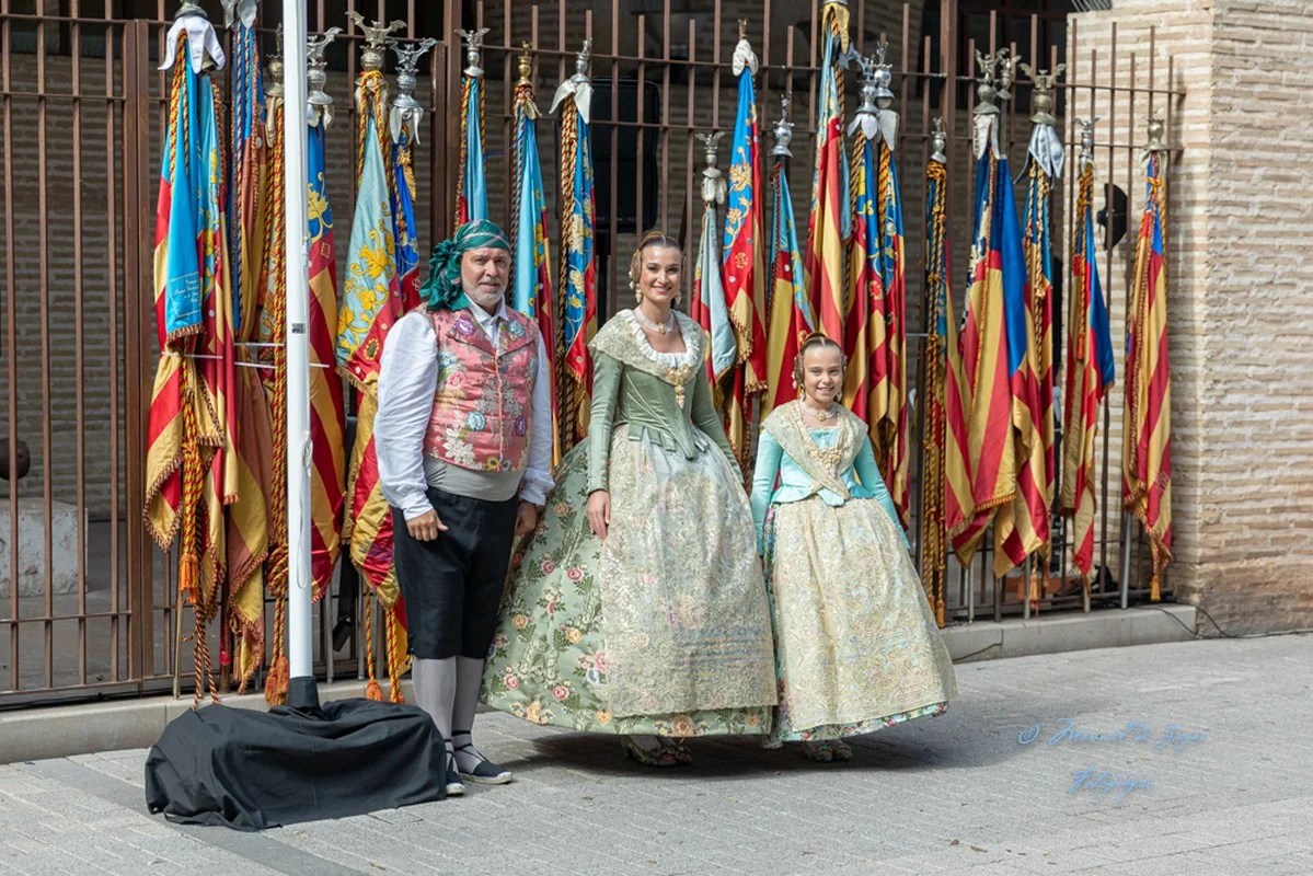 Las Falleras Mayores de Valencia y el presidente de la Agrupación de Fallas del Marítimo
