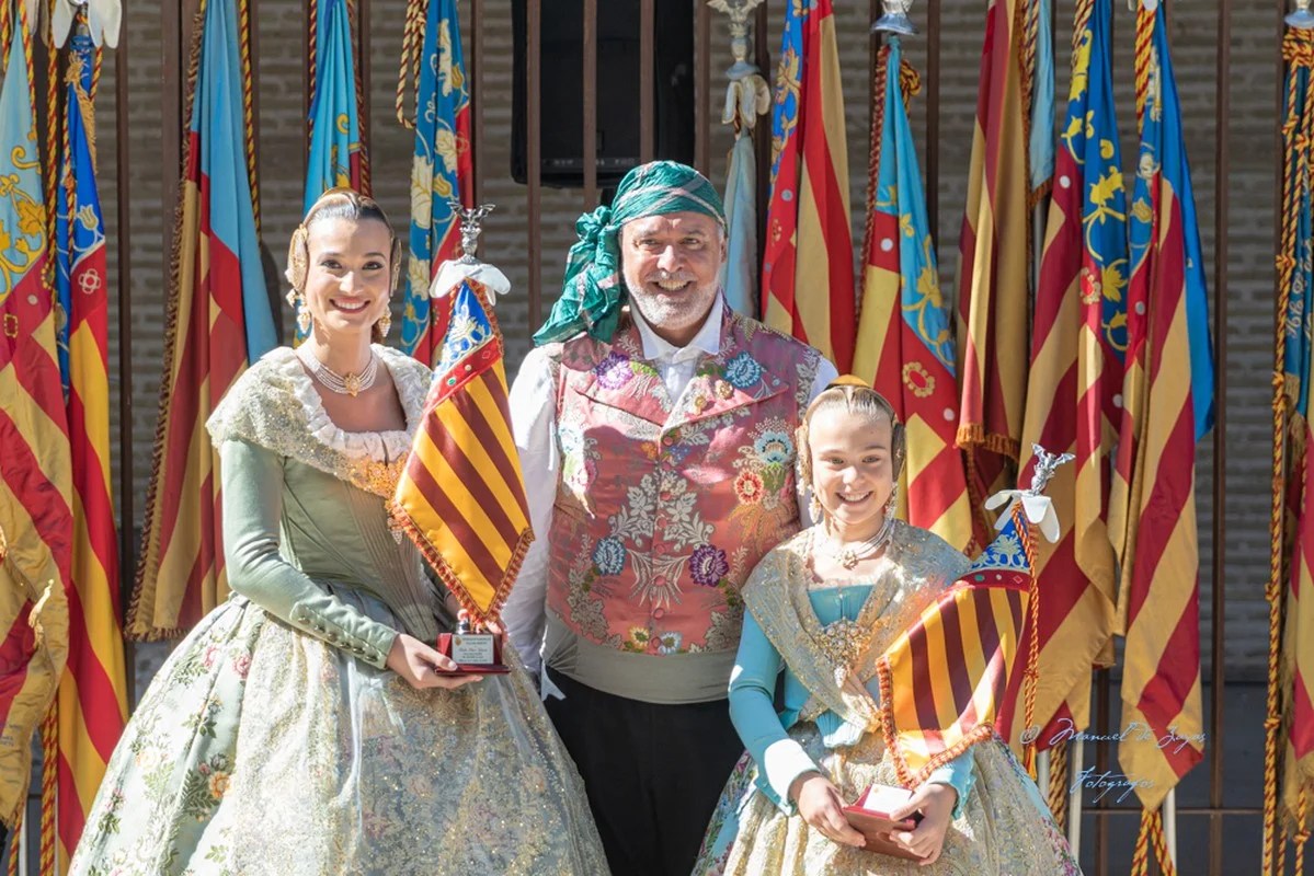 Berta Peiró y Lucía García recibiendo una Real Senyera de manos de Julián Carabantes