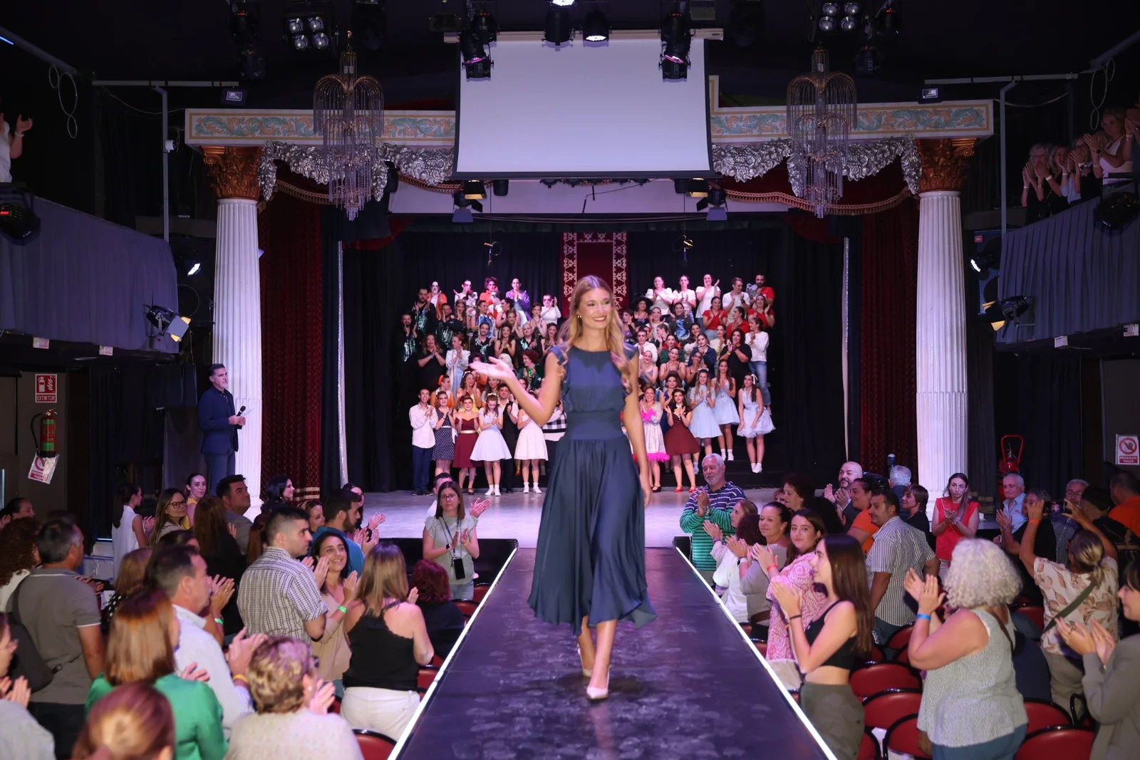Arranca la XXXIX Edición del Concurso de Playbacks en la Sala Canal 3 La esperada aparición de la Fallera Mayor de Valencia, Berta Peiró García, junto a su Corte de Honor.