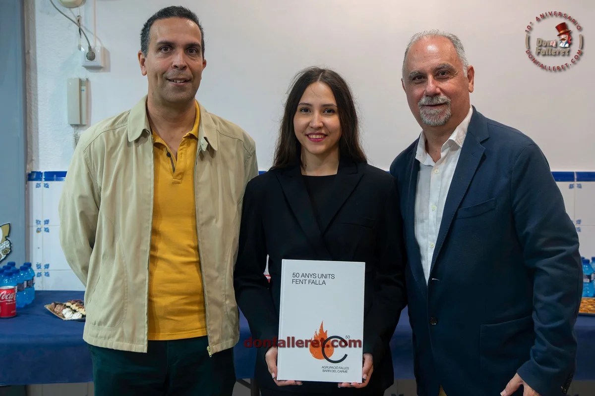 Andrea Mínguez, presidenta de la Agrupación de Fallas Barrio del Carmen, junto a Javier Mozas y Juan Gómez