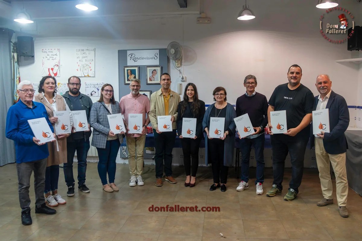 Los presidentes y presidentas de las Fallas del Barrio del Carmen con el libro del 50 aniversario