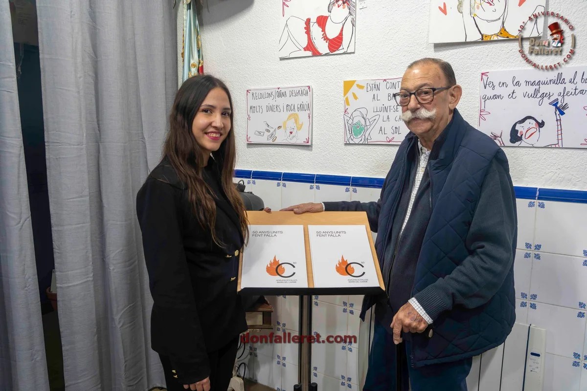 Andrea Mínguez, presidenta de la Agrupación de Fallas Barrio del Carmen, junto a Ángel Escriche, presidente de la agrupación hasta 1997 a 2007