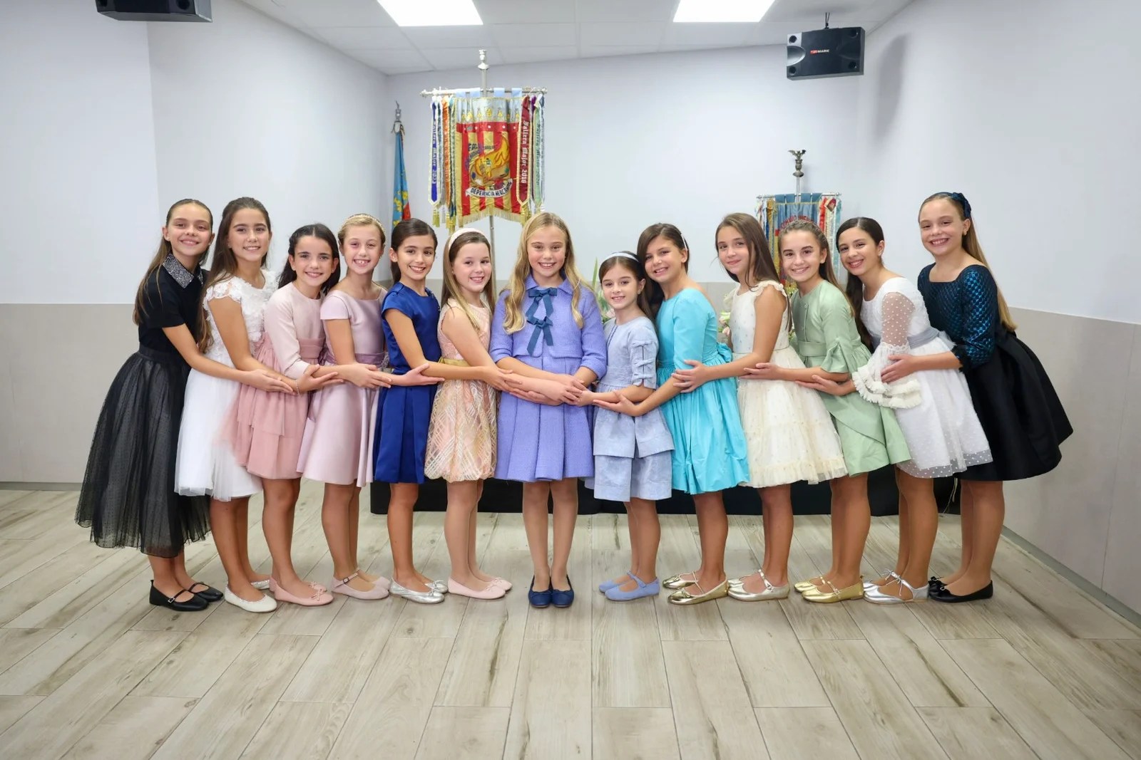 Lucía García Rivera, Fallera Mayor Infantil de Valencia 2025 junto a su Corte de Honor