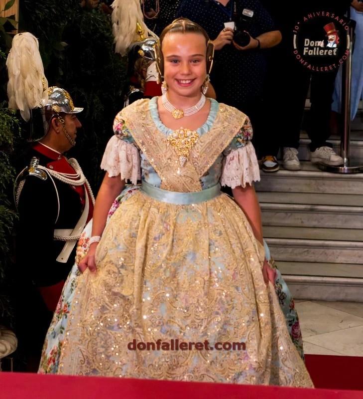 Lucía García Rivera, Fallera Mayor Infantil de Valencia 2025, subiendo las escaleras para asistir a su Proclamación