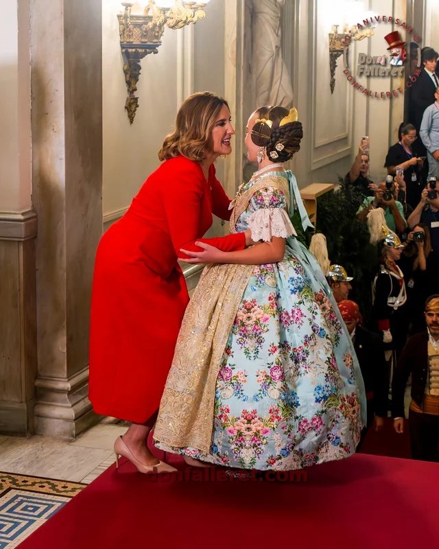 Lucía García Rivera, Fallera Mayor Infantil de Valencia 2025, saludando a la alcaldesa de la ciudad, María José Catalá