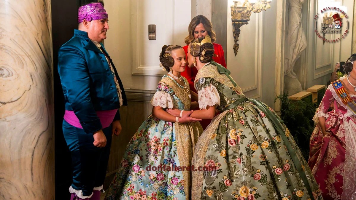 Berta Peiró García, Fallera Mayor de Valencia 2025, saludando a Lucía García Rivera, Fallera Mayor Infantil de Valencia 2025