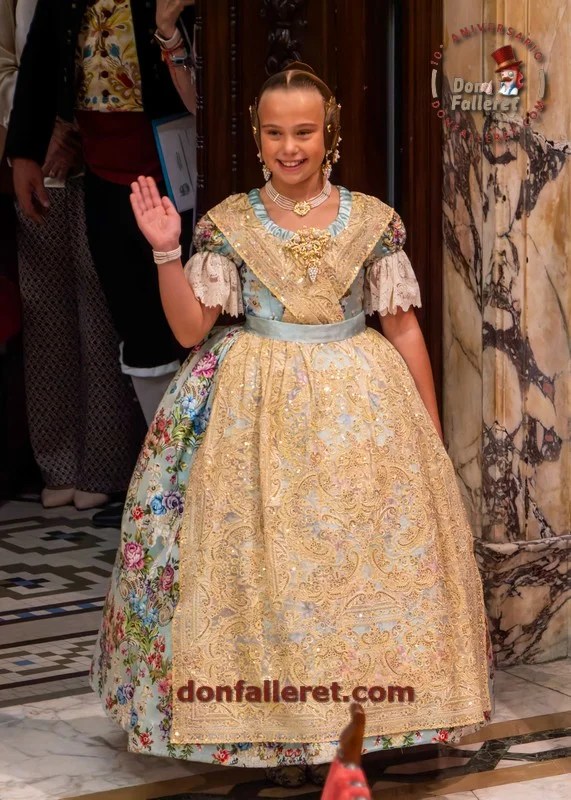 Proclamación de las Falleras Mayores de Valencia 2025: Acto Solemne en el Hemiciclo Municipal 1 Entrada de Lucía García Rivera, Fallera Mayor Infantil de Valencia 2025, al hemiciclo del Ayuntamiento de Valencia