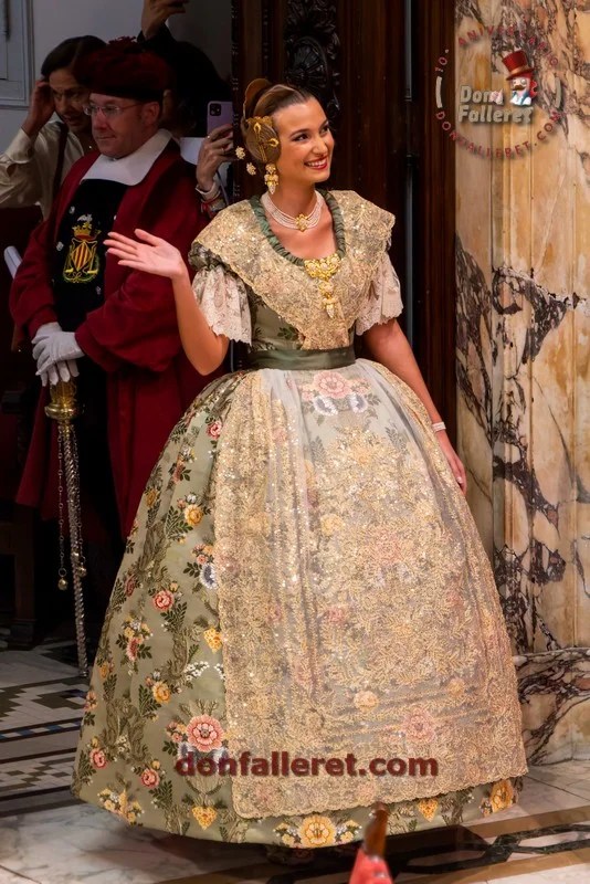Proclamación de las Falleras Mayores de Valencia 2025: Acto Solemne en el Hemiciclo Municipal 2 Entrada de Berta Peiró García, Fallera Mayor de Valencia 2025, al hemiciclo del Ayuntamiento de Valencia
