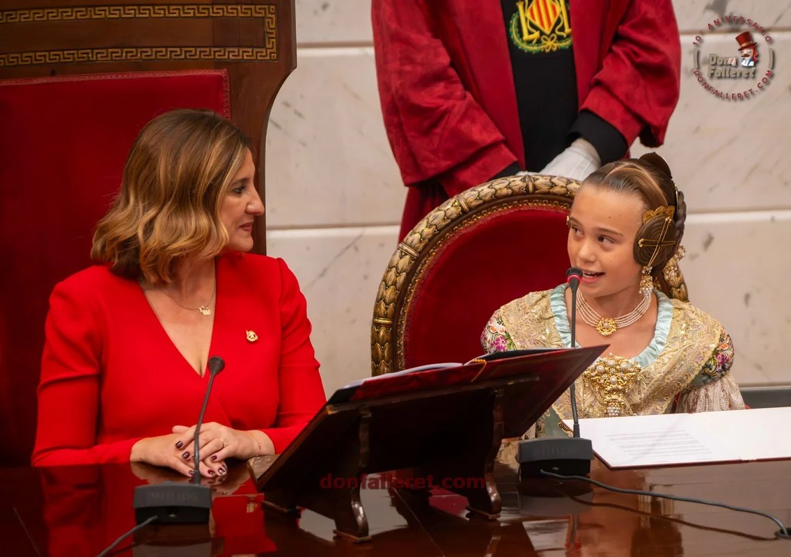 Proclamación de las Falleras Mayores de Valencia 2025: Acto Solemne en el Hemiciclo Municipal 6 Lucía García Rivera, Fallera Mayor Infantil de Valencia 2025, durante su discurso