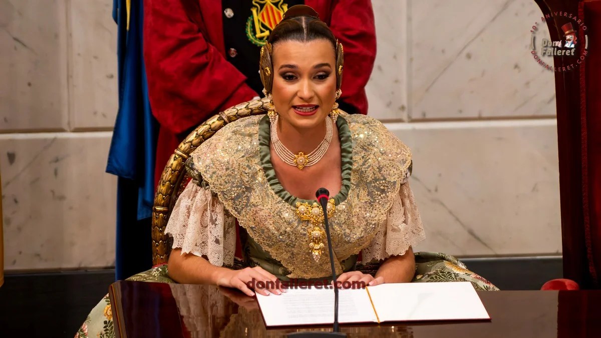 Proclamación de las Falleras Mayores de Valencia 2025: Acto Solemne en el Hemiciclo Municipal 7 Berta Peiró García, Fallera Mayor de Valencia 2025, durante su intervención