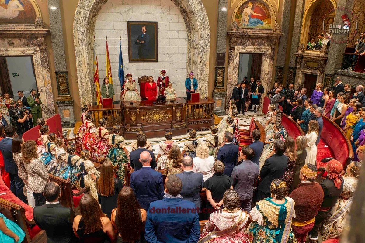 Proclamación de las Falleras Mayores de Valencia 2025: Acto Solemne en el Hemiciclo Municipal 5 En pie durante la interpretación de Himno de la Comunidad Valenciana