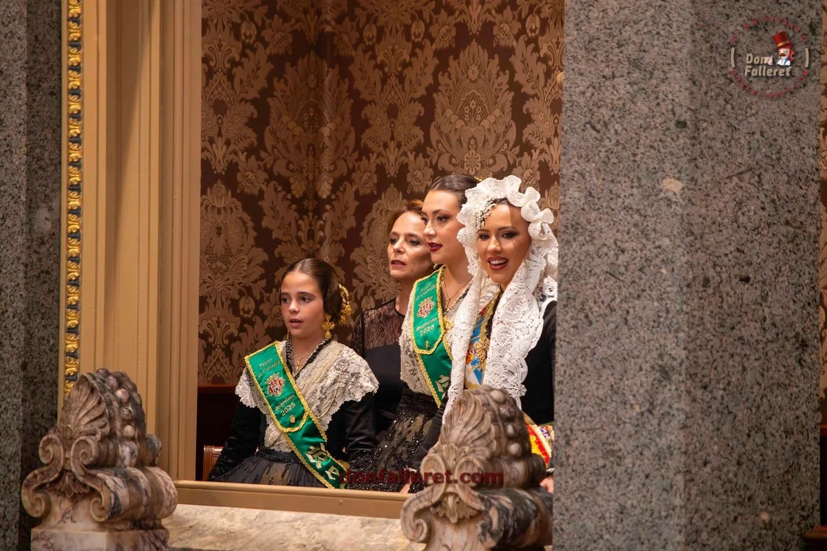 Proclamación de las Falleras Mayores de Valencia 2025: Acto Solemne en el Hemiciclo Municipal 3 Presencia de las representantes de las fiestas de Castellón y de las Hogueras de Alicante