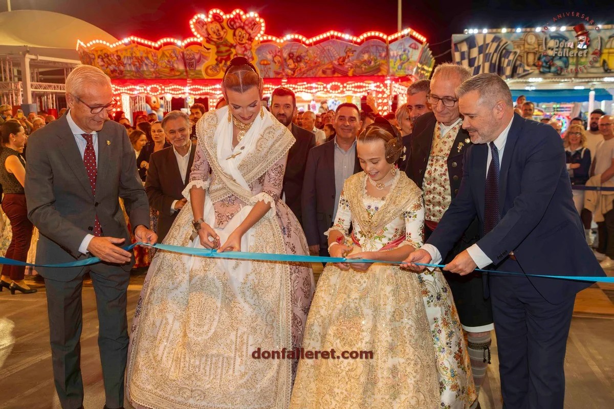 Fallas Valencia 2025: descubre bocetos y maquetas de la Sección Especial 29 Momento del corte de la cinta inaugural de la Exposición de bocetos y maquetas de la Fed. de Fallas de Especial, por parte de las Falleras Mayore de Valencia 2025