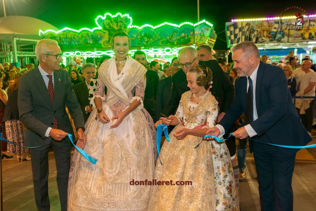 Fallas Valencia 2025: descubre bocetos y maquetas de la Sección Especial 30 Momento del corte de la cinta inaugural de la Exposición de bocetos y maquetas de la Fed. de Fallas de Especial, por parte de las Falleras Mayore de Valencia 2025