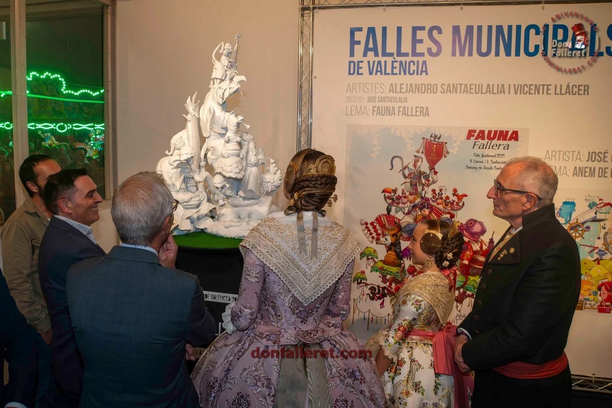 Fallas Valencia 2025: descubre bocetos y maquetas de la Sección Especial 64 Las Falleras Mayores de Valencia 2025 contemplando la maqueta de la Falla Grande Municipal, junto a uno de sus artistas, Alejandro Santaeulalía
