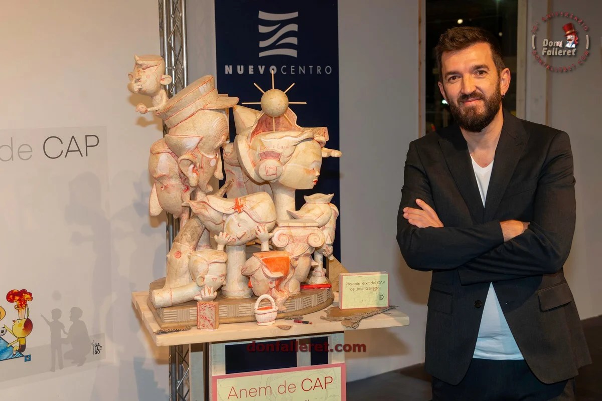 Fallas Valencia 2025: descubre bocetos y maquetas de la Sección Especial 62 José Gallego junto a la maqueta que ha diseñado de la Falla Infantil Municipal 2025