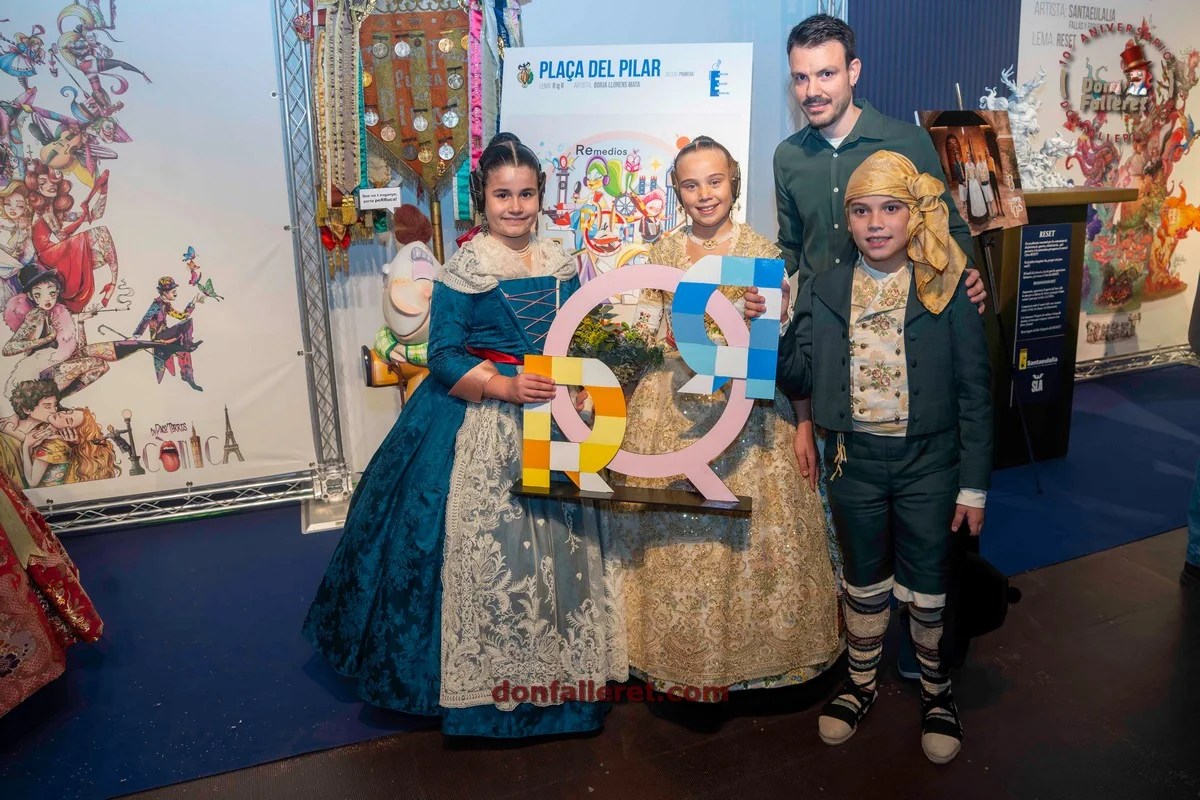 Fallas Valencia 2025: descubre bocetos y maquetas de la Sección Especial 63 Lucía García, Fallera Mayor Infantil de Valencia 2025, junto a los representantes infantiles de la Falla Plaza del Pilar y el artista de la falla infantil de la comisión, Borja Llorens