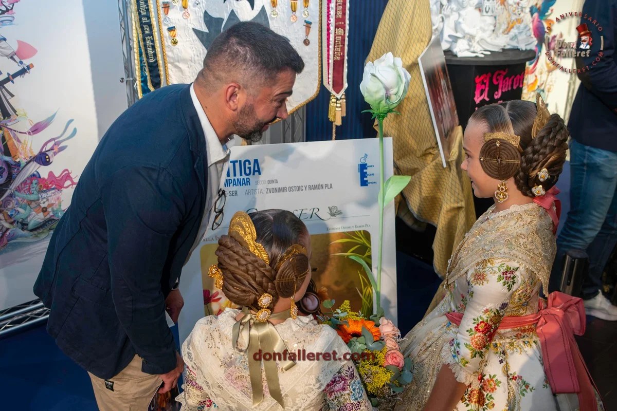 Fallas Valencia 2025: descubre bocetos y maquetas de la Sección Especial 66 El artista Zvonimir Ostoic explicando el boceto de la Falla Infantil de la comisión de l'Antiga de Campanar a la Fallera Mayor Infantil de Valencia 2025