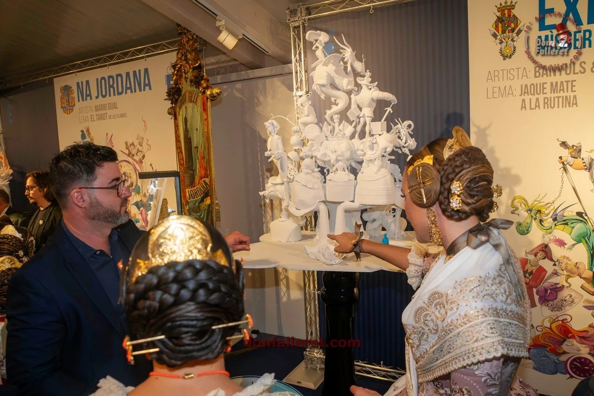Fallas Valencia 2025: descubre bocetos y maquetas de la Sección Especial 65 Los artistas Banyuls y Ruiz explicando su Falla Grande para la comisión Exposición-Micer Mascó a la Fallera Mayor de Valencia 2025