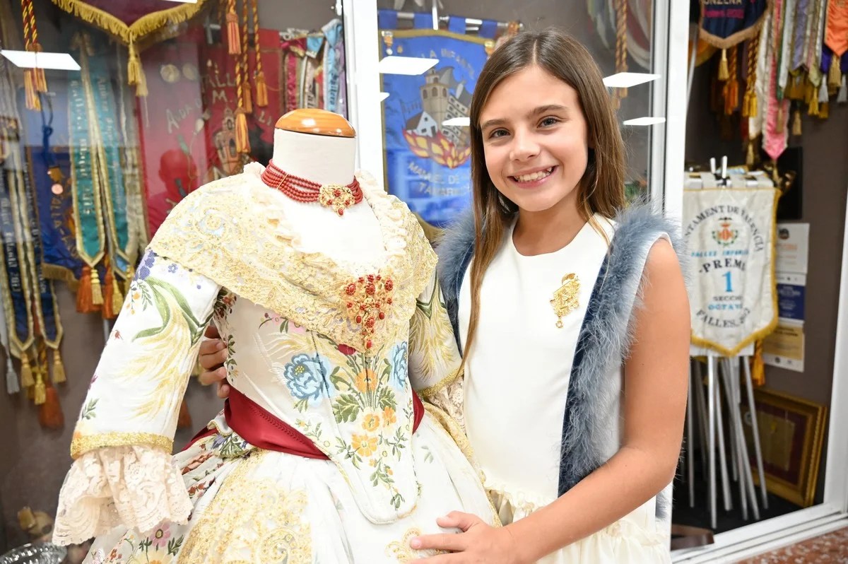 La Fallera Mayor Infantil de Valencia, Marina García Arribas, protagonista en la exposición de sus trajes