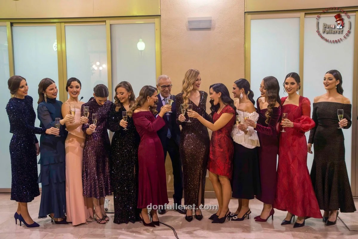 Momento del brindis de la Fallera Mayor de Valencia y su Corte de Honor.